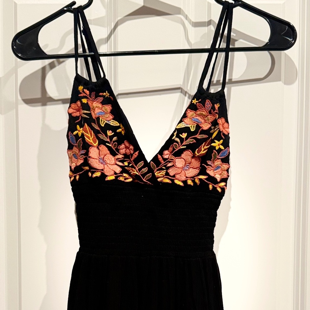 Forever 21 Embroidered Floral Black Romper – Women’s Size Small
